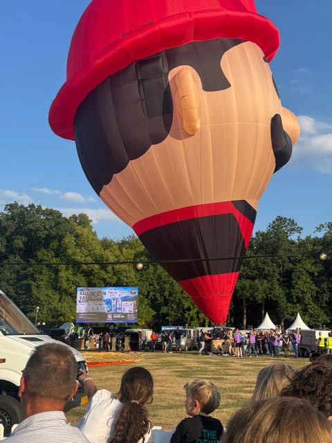 Ballonfi&euml;sta Barneveld 2026, THEONI op het scherm