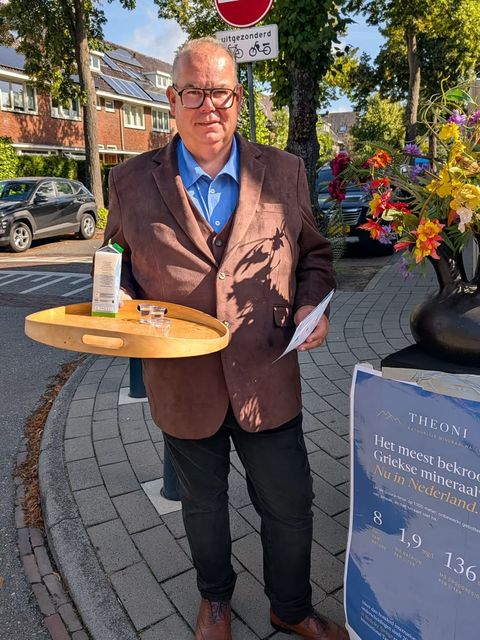 Klaar om te laten proeven, glaasjes op het dienblad